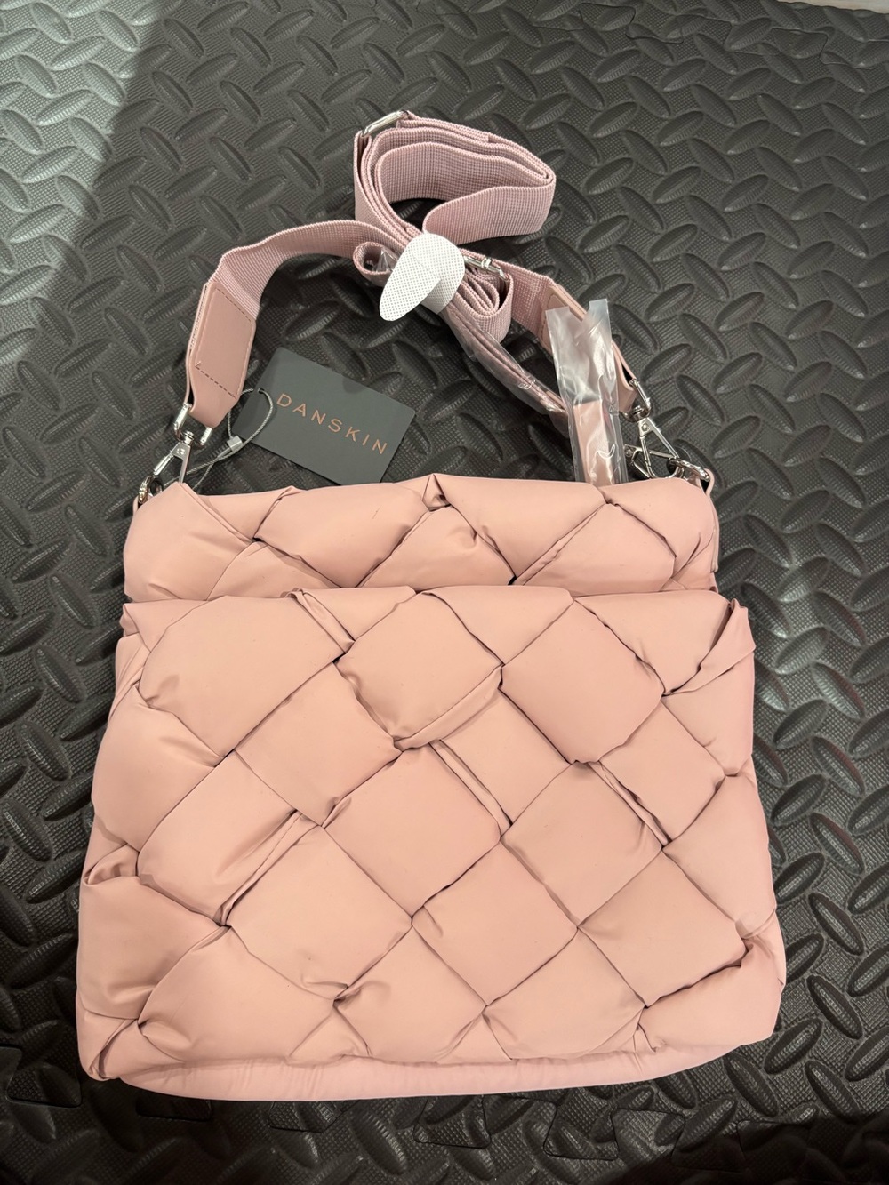 714. Danskin Jules XL Woven Crossbody Bag - Dusty Rose. NWT!